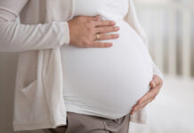 Народные традиции 1 марта и солнечная энергия для будущих мам UnknownExpectantYoungMotherPutPalmsOnBigBellyPoses