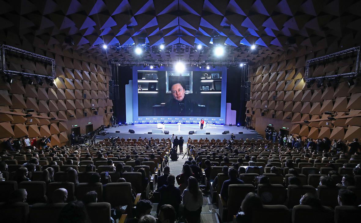 Илон Маск во время выступления в рамках просветительского марафона общества Новое Знание в Москве, 21 мая 2021 г. (Сергей Бобылев / ТАСС)