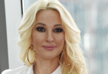 Перенесшая операцию Кудрявцева вышла на работу на костылях perenesshaya operacziyu kudryavczeva vyshla na rabotu na kostylyah-todey-ru-174069569300-0