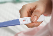 Родившая в туалете студентка из Канска утверждает, что не подозревала о своем положении WomanHoldingPositivePregnancyTestIndoorsCloseupView