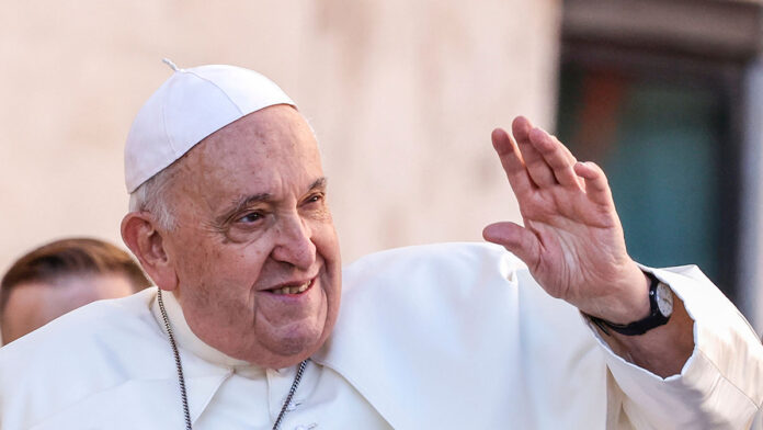 PopeFrancisWavesToTheFaithfulAsHeArrivesTo