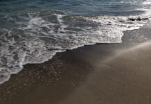 Ученые нашли загадочные «ведьмины бутылки» на побережье США SeaWaterWavesOnSandySummerBeachIntoSunLight