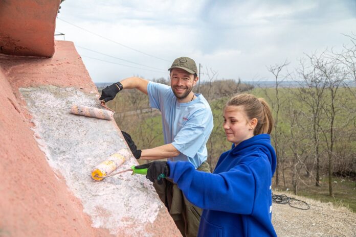 Алексей Вихарев и волонтеры Свердловска возродили мемориалы ВОВ в Тельманово ДНР-0