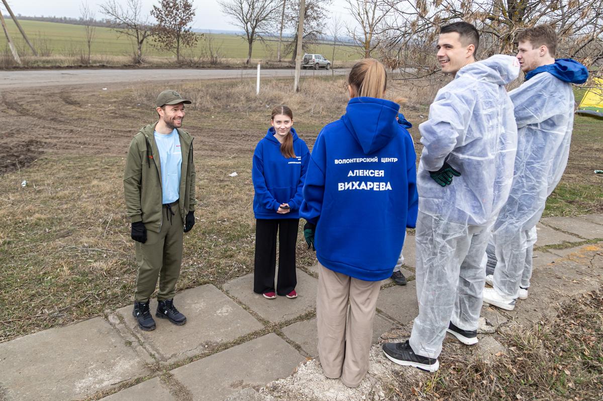 Алексей Вихарев с членами Волонтерского центра