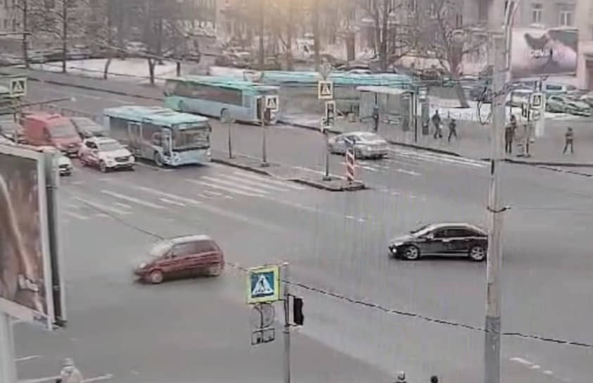 Автобус в Санкт-Петербурге совершил ДТП на остановке с участием пешехода-0