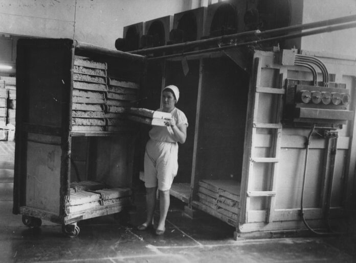 Боевой путь «Фронтовых подруг»: Свердловский хлебомакаронный комбинат отправлял на фронт лапшу, сухари и танки-0