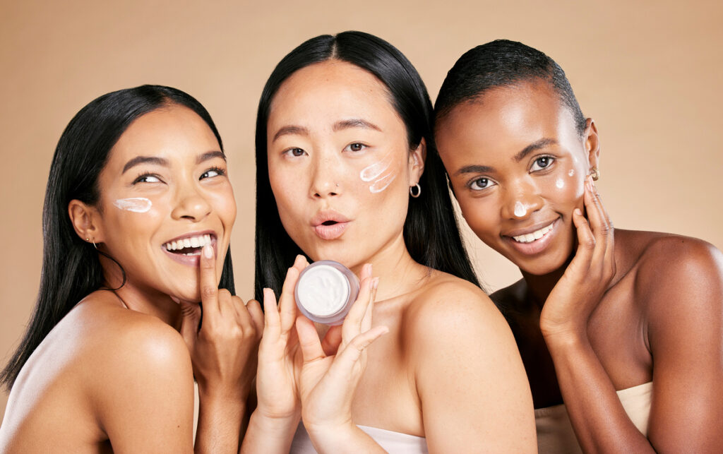 девушки с кремом на лице