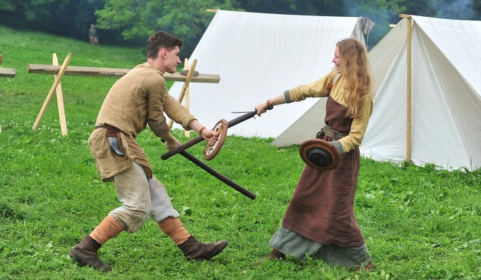 Курс молодого бойца и работа саперов: в 18 парках Москвы развернется фестиваль "Времена и эпохи"