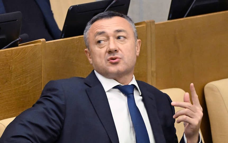 По словам единоросса Виктора Пинского, новые поправки к закону о статусе депутатов инициированы руководством Госдумы