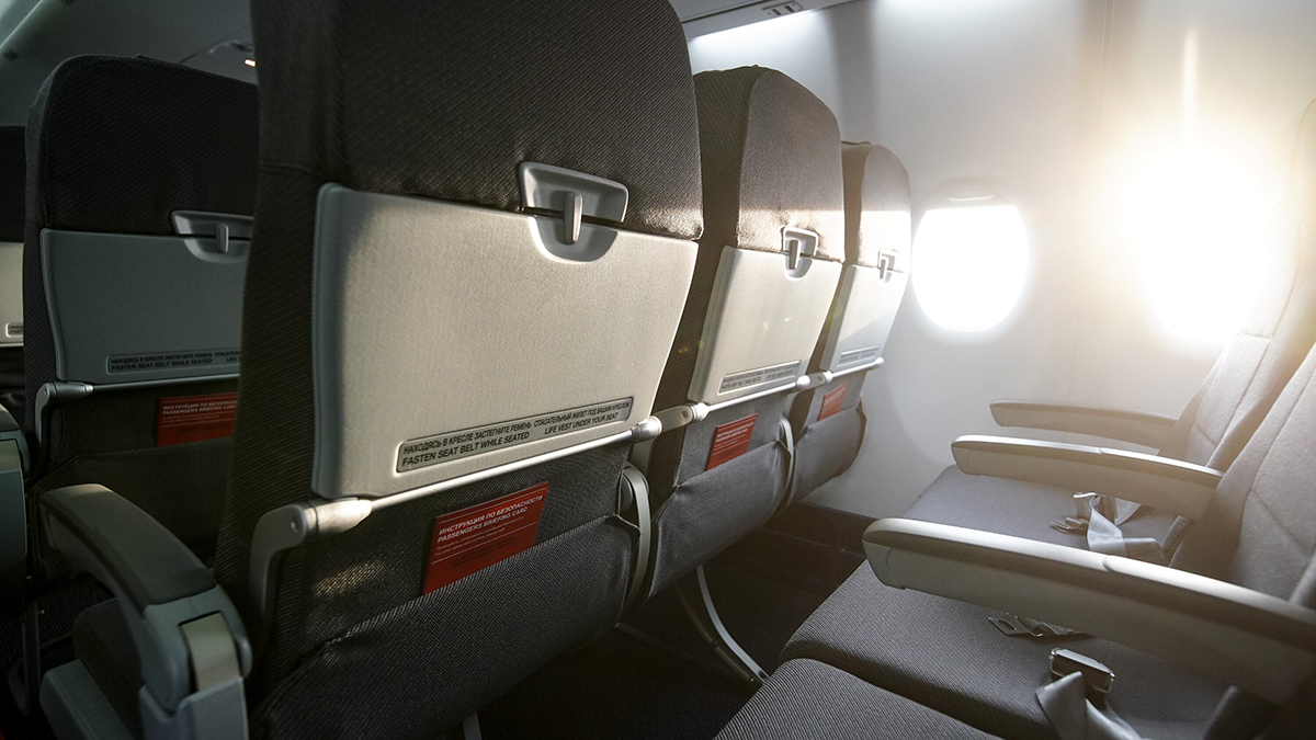 Пьяный россиянин покусал бортпроводников во время полета в Таиланд - Shot