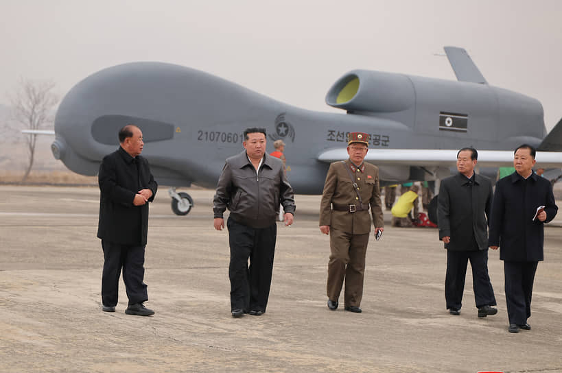 Северокорейский лидер Ким Чен Ын в международном аэропорту Пхеньяна