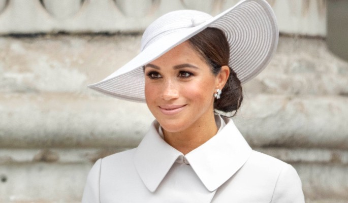 Меган Маркл упала королеве в ноги