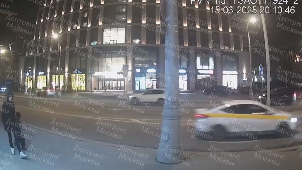 Момент столкновения BMW с группой пешеходов в центре Москвы попал на видео