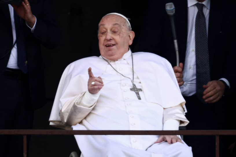 Папа Франциск встретил верующих после выздоровления в клинике Джемелли Рима-0