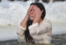 Простой метод увеличить продолжительность жизни Члены клуба закаливания и зимнего плавания Моржи столицы купаются в Москве-реке перед Крещением