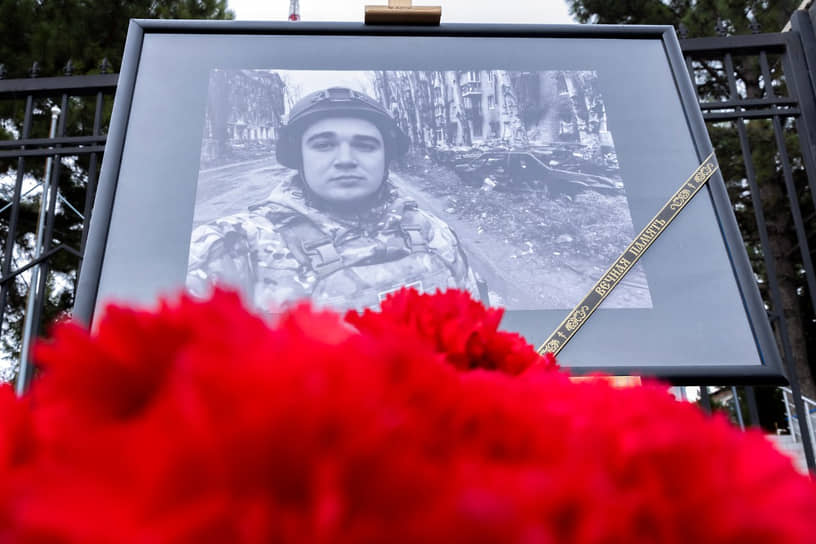 Сергей Аксенов вручил орден герою Крыма за мужество в ЛНР-0