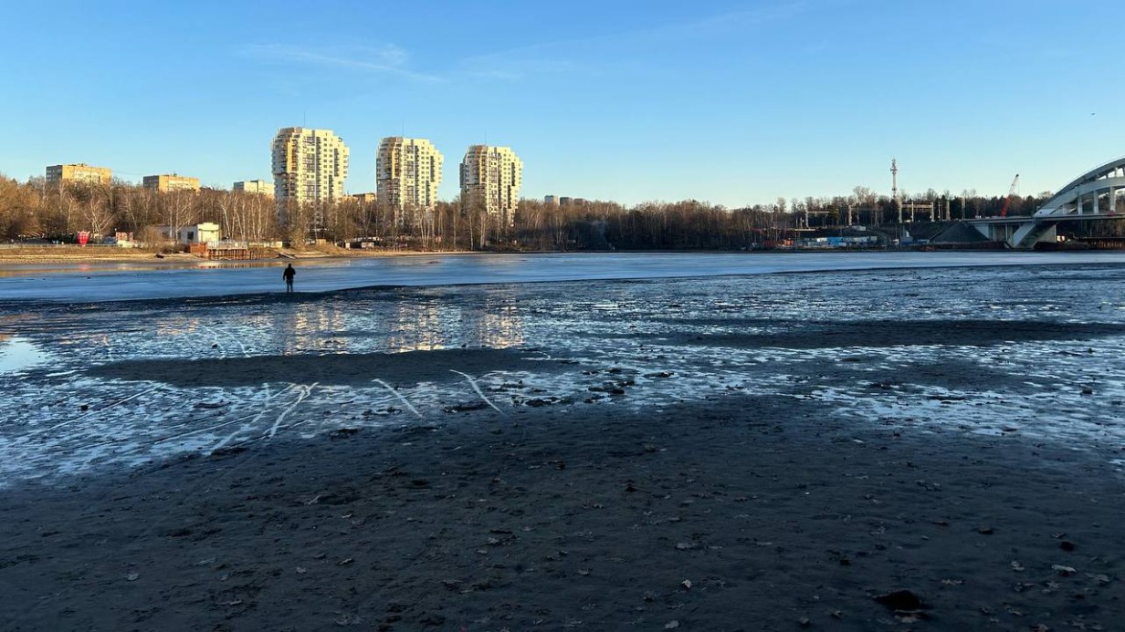 СК: Уголовное дело возбудили после смерти провалившейся под лед девочки в Химках