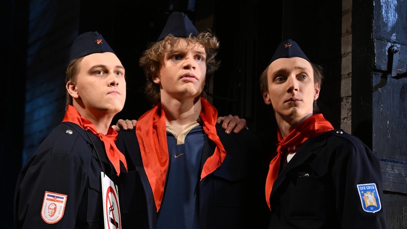 «История про взросление»: в Театре Вахтангова поставили спектакль «Сто бед» по рассказам Эмира Кустурицы