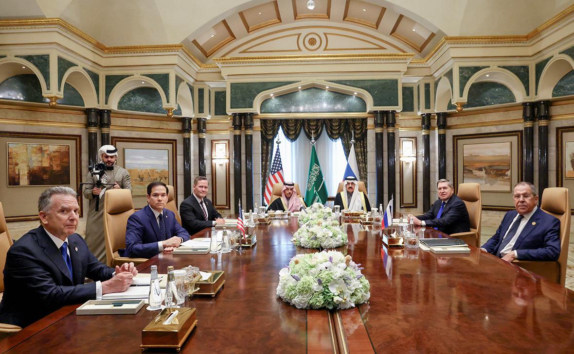 Российско-американские переговоры во дворце Эд-Диръи в Эр-Рияде, Саудовская Аравия, 18 февраля 2025 г. (Evelyn Hockstein / Reuters)
