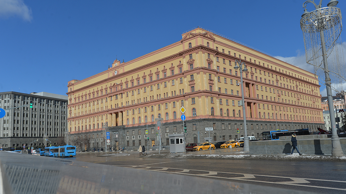 Студент поджег дверь здания ФСБ на Лубянке по заданию мошенников — Baza