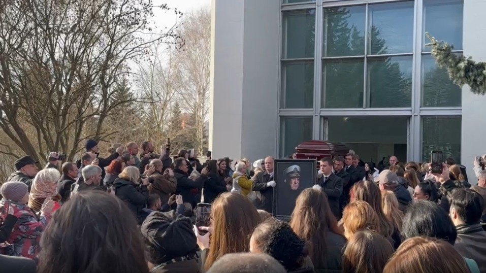 Гроб Киркорова вынесли после прощания в Большом Троекуровском зале