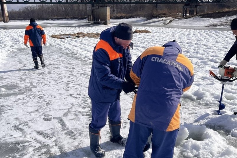 Спасатели занимаются ослаблением льда для предотвращения затоплений Правительство Приморского края