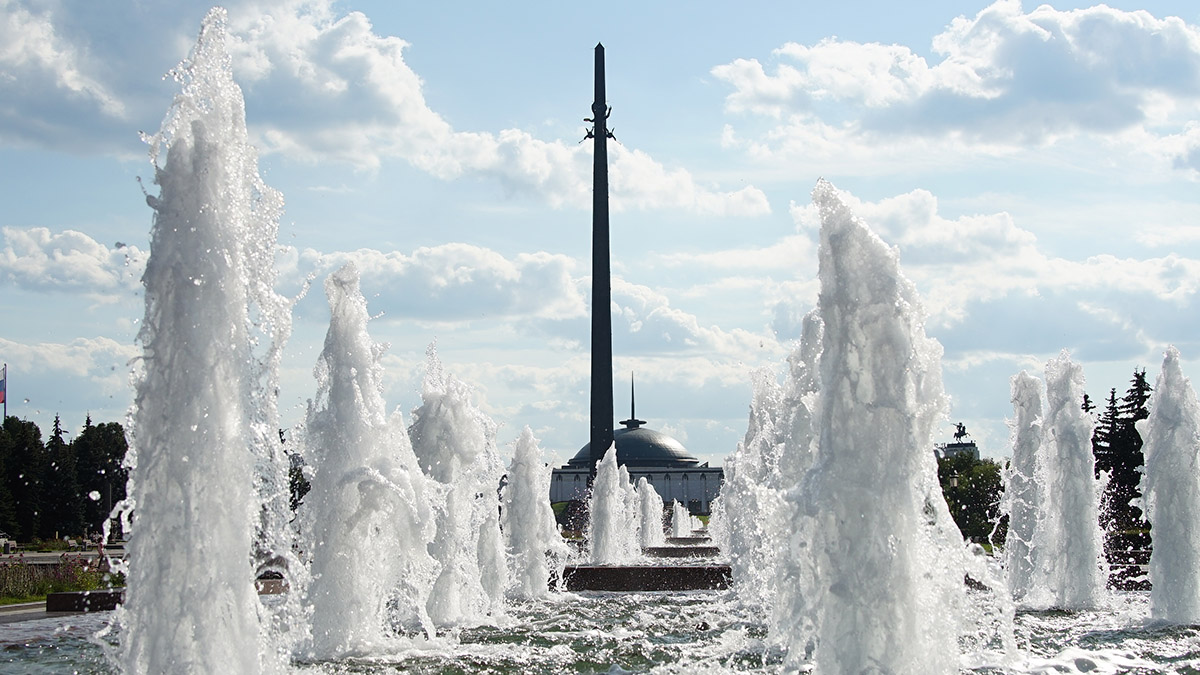 На Поклонной горе приступили к промывке фонтанного комплекса «Годы войны»