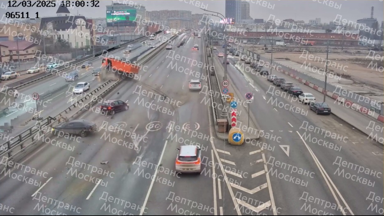 Появились кадры ДТП на Русаковской эстакаде в Москве
