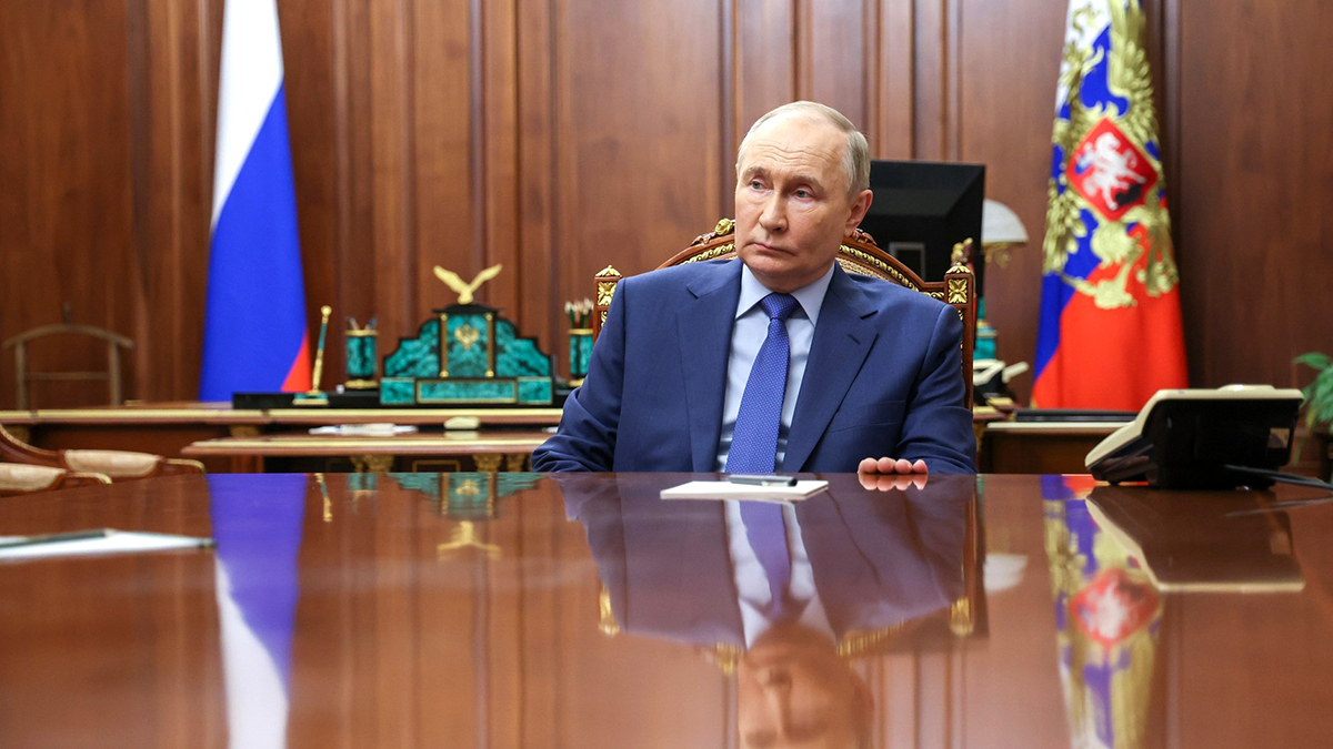 Путин попросил Медведева зайти к нему после заседания коллегии Генпрокуратуры