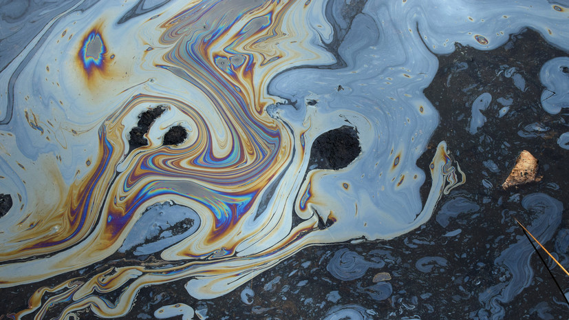 Разлив нефтепродуктов произошёл при перекачке топлива из танкера на Сахалине