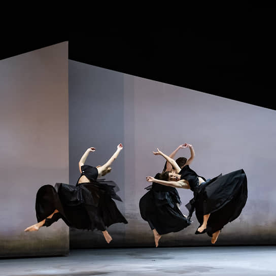 Эффектный спектакль «Mana» Ноа Вертхайм похож то на вдохновенный ритуал, а то и на коллективное сумасшествие