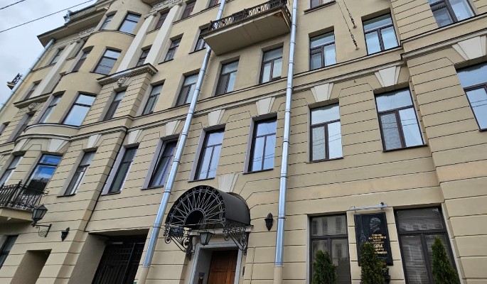 Люди несут цветы к дому Михаила Боярского