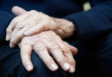 Джой Милн и уникальный дар диагностики болезни Паркинсона через запах CloseUpOfSeniorManSufferingWithParkinsonsDiesease