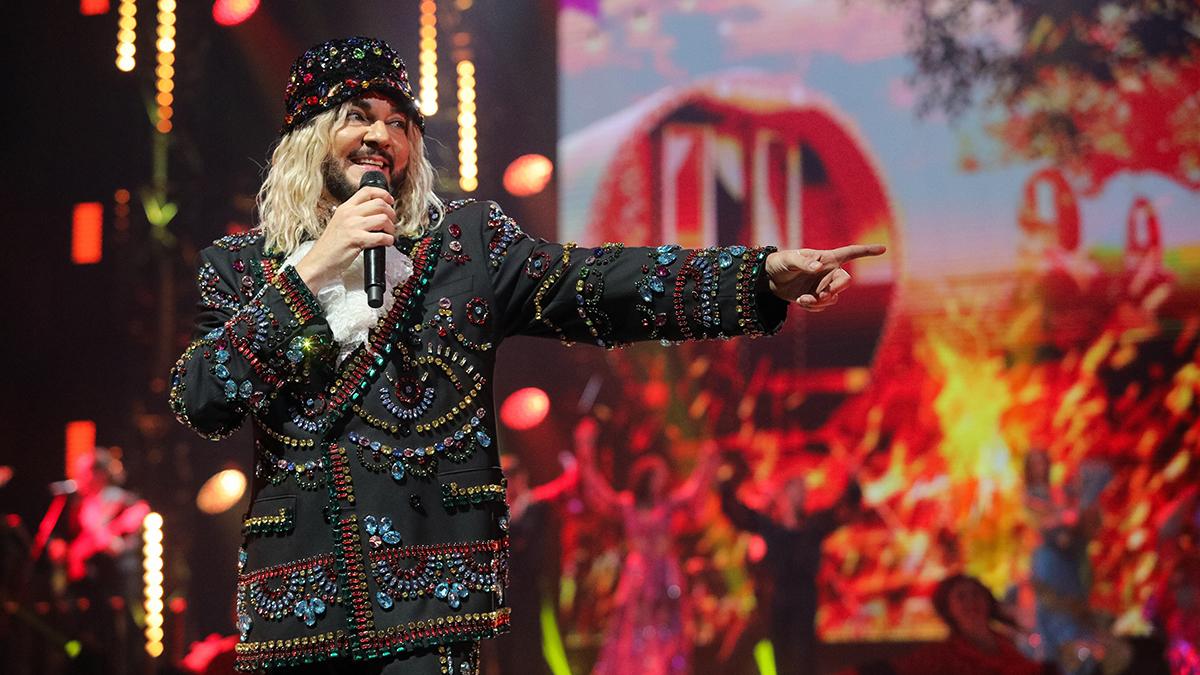 На концерте в Санкт-Петербурге на Киркорове загорелась куртка