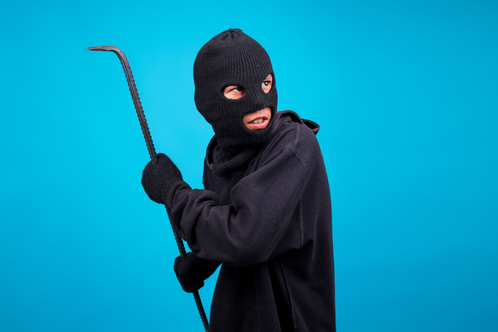 Грабитель в маске с ломом