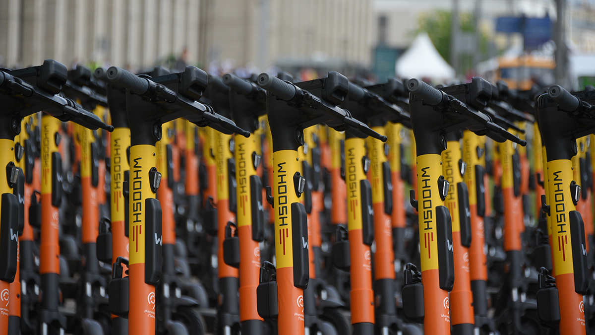 СМИ: Родителей школьника оштрафовали на 100 тысяч за катание ребенка на самокате