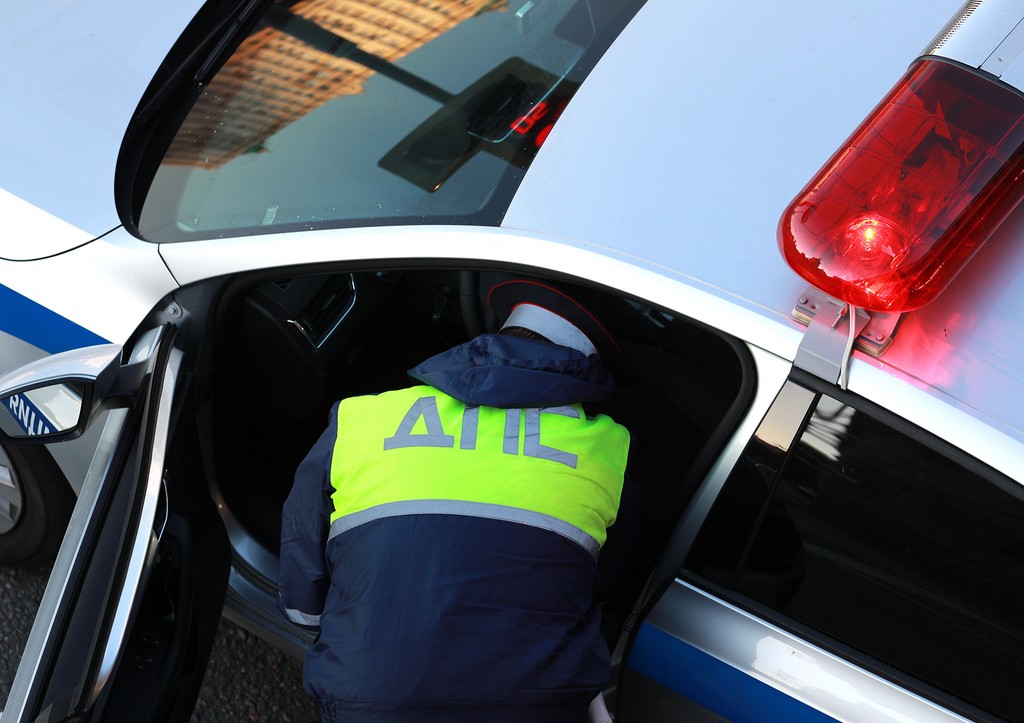 КамАЗ врезался в автобус и раздавил водителя