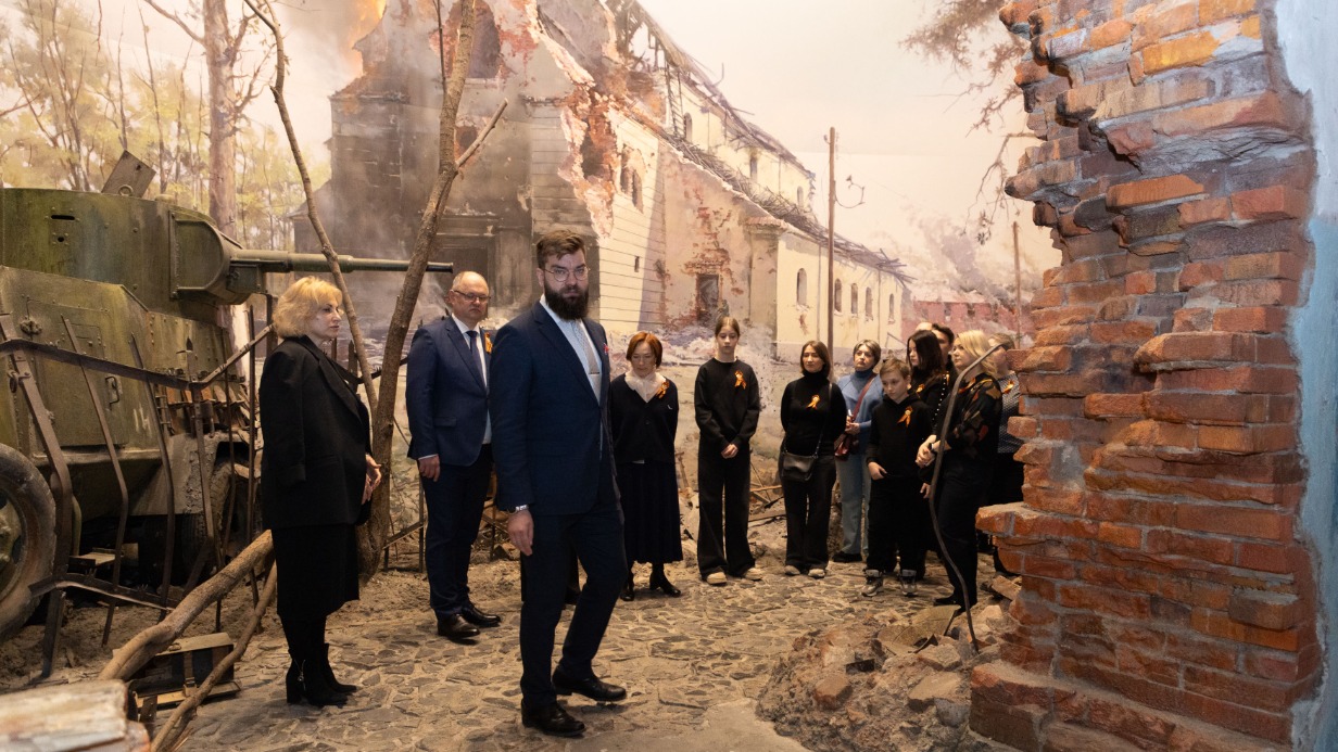 Московские судебные служащие почтили память героев ВОВ в Музее Победы