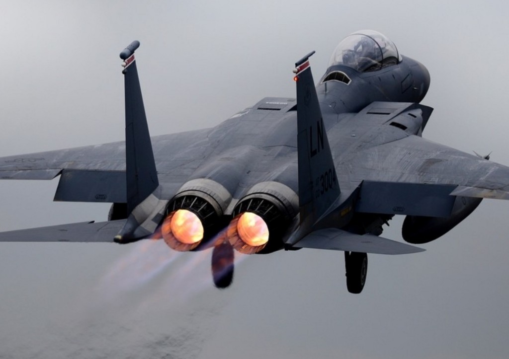 Авианосец США уронил истребитель в Красное море