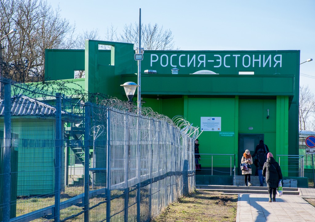 На границе прибалтийской страны выросли очереди из желающих попасть в РФ