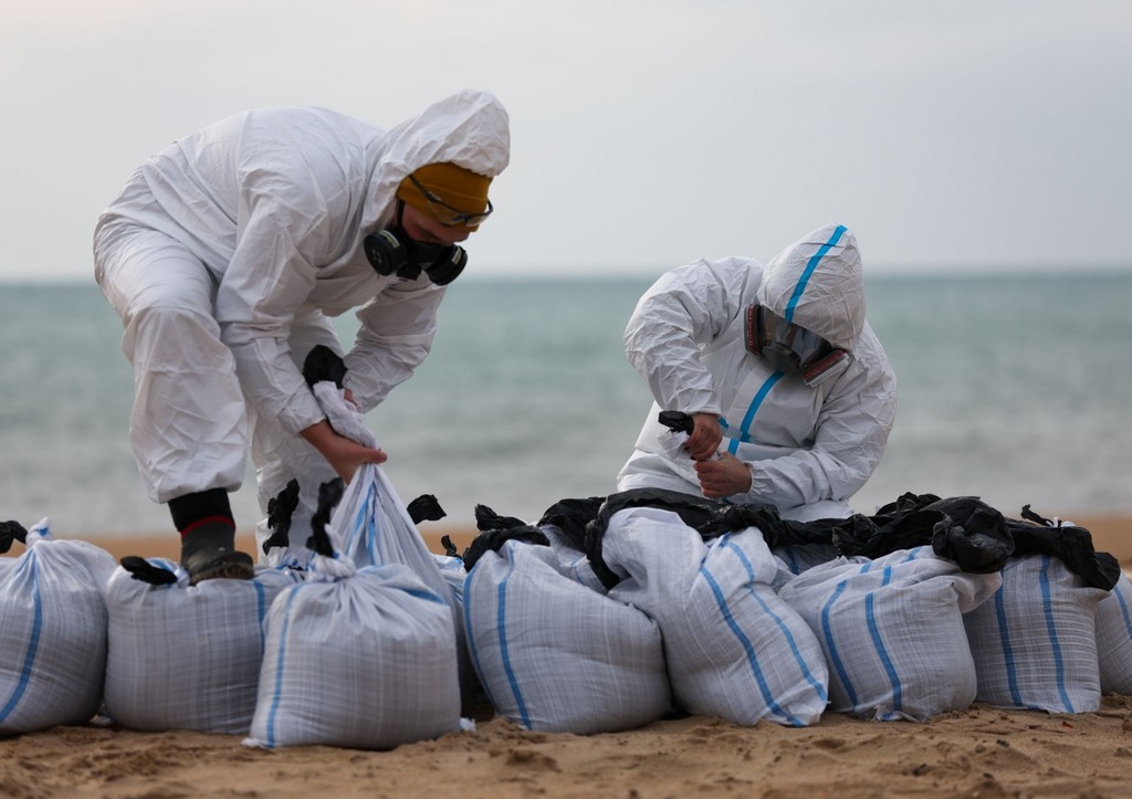 Россияне требуют с анапского отеля почти 3 млн рублей после разлива мазута