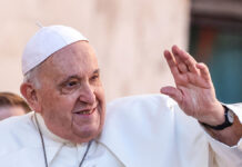 Папа Франциск выбрал Санта-Мария-Маджоре для вечного покоя PopeFrancisWavesToTheFaithfulAsHeArrivesTo