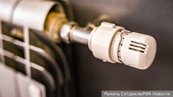 Эксперт по ЖКХ объяснил причину включенного отопления во время жары