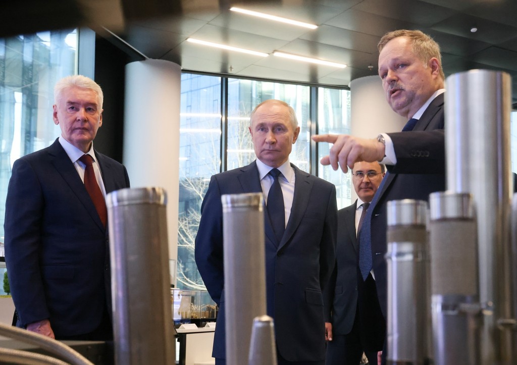 Сергей Собянин, президент РФ Владимир Путин, министр науки и высшего образования РФ Валерий Фальков и ректор МГТУ им. Н. Э. Баумана Михаил Гордин (слева направо) во время посещения МГТУ им. Баумана