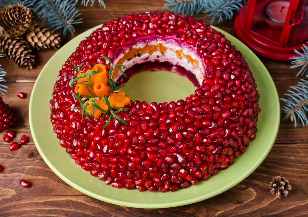 Курочка, сухарики и гранат — на выходе обалденный салат «Настюша»!