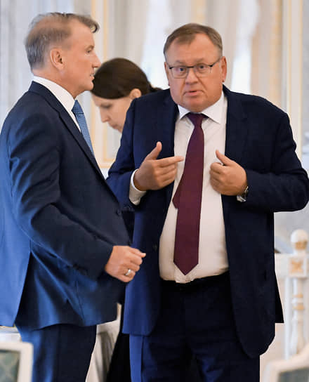Герман Греф (слева) и Андрей Костин в 2023 году