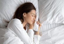 Сон на левом боку улучшает пищеварение советы Наталии Золотарёвой из СМ-Клиника son na levom boku uluchshaet pishhevarenie sovety natalii zolotaryovoj iz smklinika-todey-ru-174437429400-0