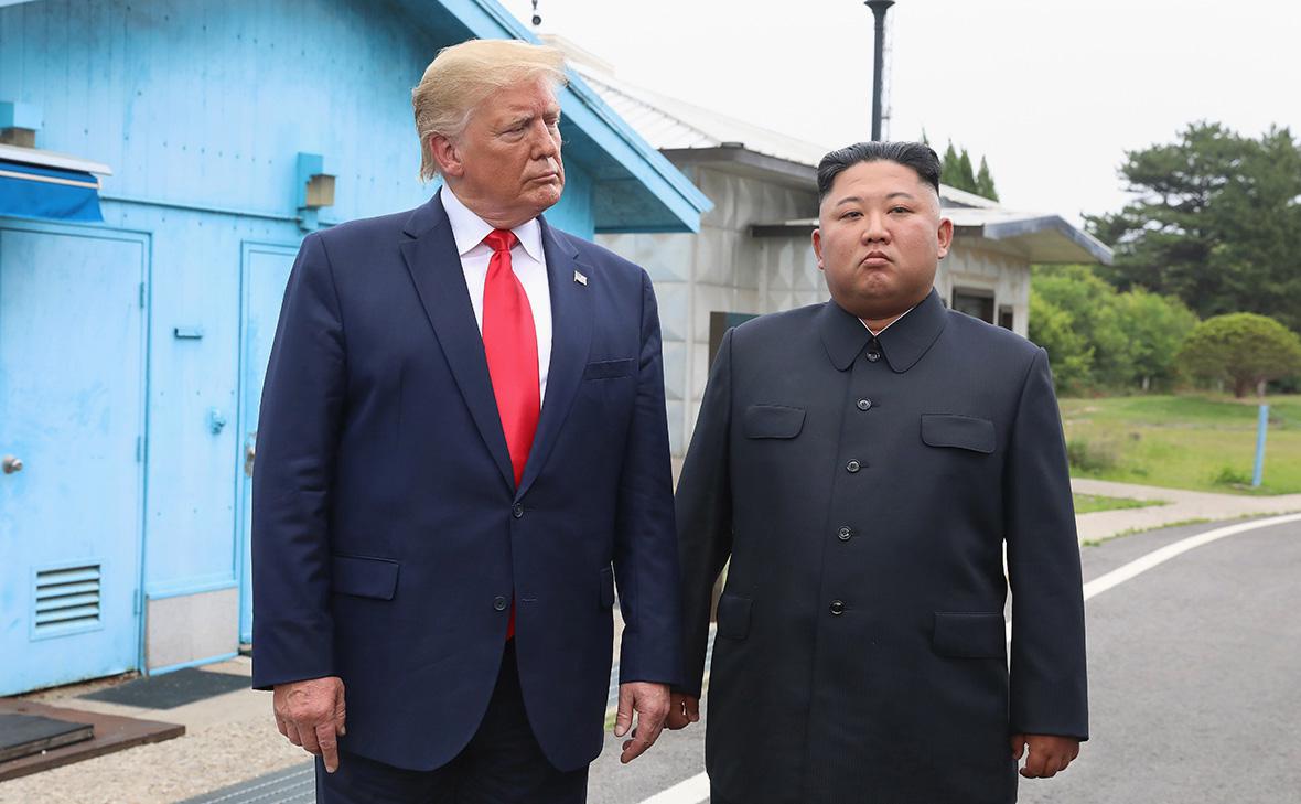 Дональд Трамп и Ким Чен Ын внутри демилитаризованной зоны, разделяющей Южную и Северную Кореи, 30 июня 2019 г. (Dong-A Ilbo / Getty Images)