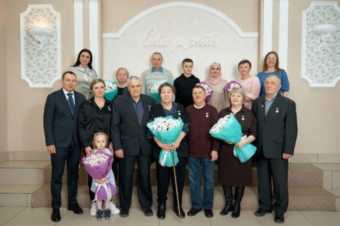 Свердловская область чествует семьи-долгожителей Поповых и многодетных матерей-0