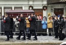 Светлая память Евгении Добровольской - Авангард Леонтьев и Константин Хабенский на прощании в МХАТ svetlaya pamyat evgenii dobrovolskoj avangard leontev i konstantin habenskij na proshhanii v mhat-todey-ru-174473303700-0